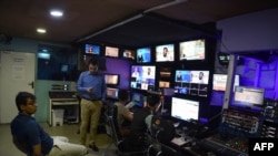 Suasana ruang kendali siaran di studio Tolo News TV di Kabul, Afghanistan, 11 September 2018. (WAKIL KOHSAR / AFP)