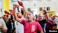 Simpatizantes del sandinismo entrar protestando al funeral del poeta y sacerdote, Ernesto Cardenal, quien murió el fin de semana a los 95 años.