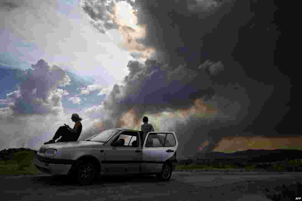 អ្នកដំណើរ​កំពុង​មើល​ផ្សែង​ចេញ​ពី​ភ្លើង​សន្ធោសន្ធៅ​មួយ​នៅ Gois ស្រុកCoimbra​ ប្រទេស​ព័រទុយហ្គាល់។ &nbsp;