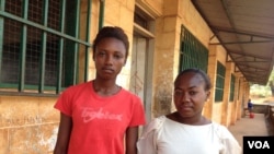 Elizabeth Issa (esquerda) e sua colega, Freetown, Serra Leoa