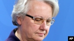 Menteri Pendidikan Jerman, Annette Schavan mengumumkan pengunduran dirinya di Berlin, Sabtu (9/2).