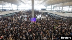 Para demonstran unjuk rasa menentang RUU Ekstradisi memenuhi ruang keberangkatan Bandara Hong Kong, China, 12 Agustus 2019.