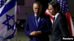 ইসরায়েলে যুক্তরাষ্ট্রের রাষ্ট্রদূত জ্যাকব লিউ তেল আবিবের নিকটবর্তী বেন গুরিয়ন বিমানবন্দরে যুক্তরাষ্ট্রের পররাষ্ট্রমন্ত্রী অ্যান্টনি ব্লিংকেন পৌঁছানোর সাথে সাথে তাকে স্বাগত জানান। (৩০ এপ্রিল, ২০২৪)