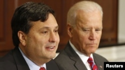 Joe Biden (D) et Ron Klain (G) quand il était le Coordinateur de la réponse à Ebola et Biden, le Vice-président américain, lors d'une réunion dans le bureau exécutif d'Eisenhower sur le complexe de la Maison Blanche à Washington, le 13 novembre 2014. REUTERS /Larry Downing 