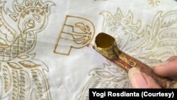 Batik yang dipesan khusus oleh Justin Holiday sedang dibuat oleh pembatik Kota Blitar. (Foto: Courtesy/Yogi Rosdianta)