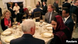 Potpredsjednik SAD-a Mike Pence razgovara sa gostima za vrijeme iftara u Bijeloj kući, Washington, 13. maj 2019. REUTERS/Leah Millis