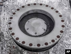 ناسا کی جانب سے جاری ہونے والی اس تصویر میں کیپسول کے اندر سیارچے بنیو سے لائی گئی مٹی کے نمونے دیکھے جا سکتے ہیں۔ 11 اکتوبر 2023