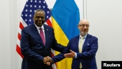 Разговорите се одржуваат на маргините на состанокот на министрите за одбрана на НАТО во Брисел.