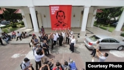 Aksi Solidaritas Wartawan untuk Udin saat meluncurkan simbol perjuangan ungkap kasus terbunuhnya wartawan Fuad Muhammad Safruddin atau Udin, di kompleks DPRD Yogyakarta. (Foto: Dok)