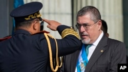 El general del Ejército Henry Sáenz saluda al nuevo presidente Bernardo Arévalo en reconocimiento como nuevo jefe de las Fuerzas Armadas en un acto oficial en la plaza de la Constitución en Ciudad de Guatemala, el lunes 15 de enero de 2024. 
