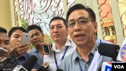 រូបឯកសារ៖ លោក គី តិច (ស្តាំទី១) ដែលជា​មេធាវីរបស់ក្រសួងមហាផ្ទៃមួយរូបក្នុងចំណោម៤រូប និយាយ​​ជាមួយ​អ្នកសារព័ត៌មានក្រោយពី​ដាក់ភស្តុតាងបន្ថែមក្នុងសំណុំរឿងរំលាយគណបក្សសង្គ្រោះជាតិ នៅតុលាការកំពូលថ្ងៃទី១៣ ខែវិច្ឆិកា ឆ្នាំ២០១៧។ (កាន់ វិច្ឆិកា/VOA)