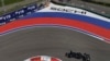 Pebalap Inggris Lewis Hamilton saat berlaga dalam Grand Prix F1 di sirkuit Sochi Autodrom, kota resor Sochi, Rusia 25 September 2020 (foto: dok). 