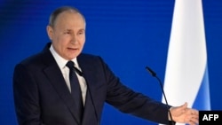 El presidente ruso, Vladimir Putin, pronuncia su discurso anual sobre el estado de la nación en la Asamblea Federal en la Sala de Exposiciones Manezh en Moscú, el 21 de abril de 2021.