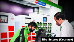 Presiden Jokowi dalam acara kolaborasi Pengembangan Ekosistem Kendaraan Listrik di Jakarta, Selasa (22/2). (Foto: Biro Setpres)