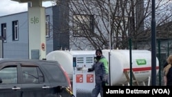 Roads on the outskirts of Kyiv were clogged Feb. 25, 2022. (Jamie Dettmer/VOA)
