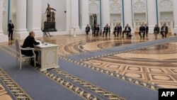 پوتین در نشستی در روز دوشنبه ۲۱ فوریه ۲۰۲۲