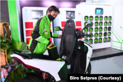 Salah satu pengendara Gojek Ismail berbincang dengan Presiden tentang kemudahan mengendarai motor listrik. (Foto: Courtesy/Biro Setpres)