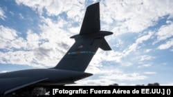 Aviadores estadounidenses descargan en la Base Aérea Soto Cano, Honduras en 2024. [Fotografía: Fuerza Aérea de EE.UU.]