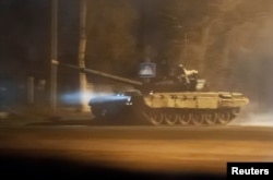 یک تانک در خیابانی در دونستک در حرکت است (۳ اسفند ۱۴۰۰)