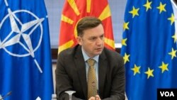 Mинистерот за надворешни работи реагираше на објавата на Руската амбасада, која меѓудругото рече „обрнуваме големо внимание на невиденото ниво на русофобија, ве предупредуваме дека сите вакви инциденти се внимателно евидентирани“