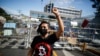 Una mujer con una camiseta de "No a Bitcoin" participa en una protesta contra el presidente de El Salvador, Nayib Bukele, en el Congreso Nacional en San Salvador, El Salvador, 9 de febrero de 2022. 