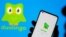 Yon dam kenbe telefon entelijan li ki gen aplikasyon Duolingo a sou li. 