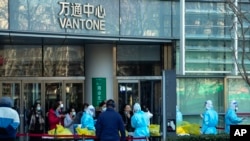 进入北京万通中心的一人被检测为新冠病毒阳性后，全楼工作人员接受检测。（2022年2月23日）