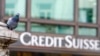 En esta fotografía de archivo del martes 27 de octubre de 2009, una paloma descansa cerca de un edificio que alberga las oficinas del banco Credit Suisse en Milán, Italia.