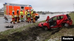 Sebuah mobil terperosok di parit di pinggir jalan setelah tergelincir keluar jalan raya akibat hujan es menyusul badai di Neumuenster, Jerman, Sabtu,19 Februari 2022. (Foto: Thomas Nyfeler/Reuters) 