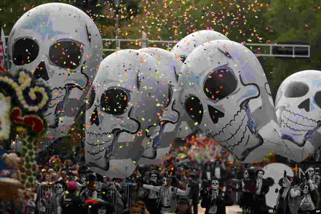 Performers participate in the Day of the Dead parade on Mexico City's main Reforma Avenue, Oct. 28, 2017.