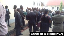 Des avocats lors d'un procès au Tribunal militaire de Yaoundé, Cameroun, 2 février 2017. (VOA/Emmanuel Jules Ntap)