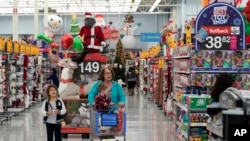 Archivo - Clientes de Walmart y otras tiendas empezarán a ver precios más altos, debido a la imposición de aranceles a productos chinos.