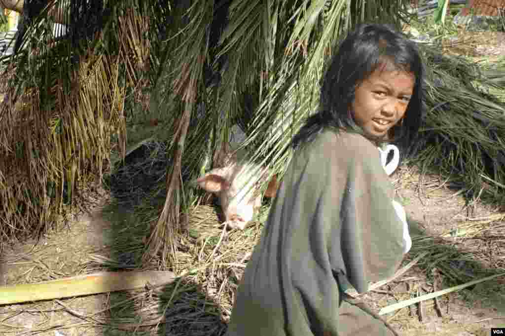 A girl returns home after getting water, Cebu, Philippines, Nov. 15, 2013. (Steve Herman/VOA)