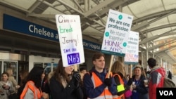 Young British doctors on strike, April 26, 2016. (L. Ramirez/VOA)