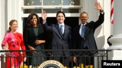 Tổng thống Mỹ Barack Obama, Thủ tướng Canada Justin Trudeau, và hai phu nhân vẫy chào từ ban công của Tòa Bạch Ốc, ngày 10/3/2016.