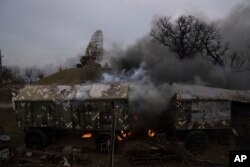 Sebuah fasilitas militer Ukraina yang rusak setelah penembakan Rusia di luar Mariupol, Ukraina, Kamis, 24 Februari 2022. (Foto: AP)