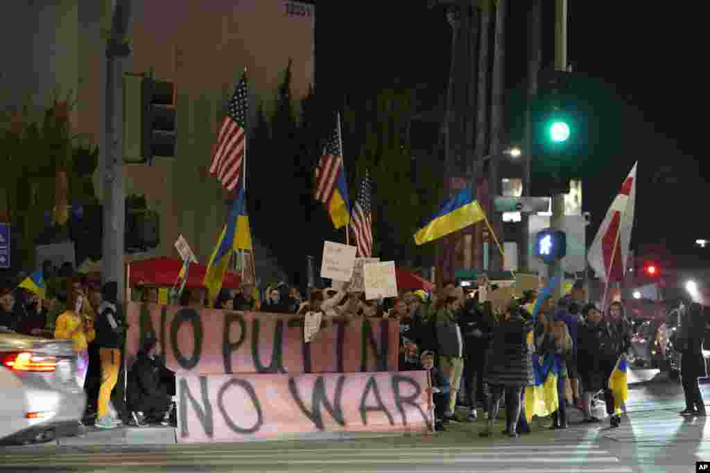 تجمع گروهی از مردم برای اعتراض به حمله روسیه به اوکراین. 