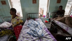 Un patient attend pour une opération, à l'hôpital de Kampala, le 31 octobre 2014.