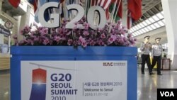 Polisi Korea Utara sedang patroli di bandara Gimpo, Seoul menyambut pertemuan G20.