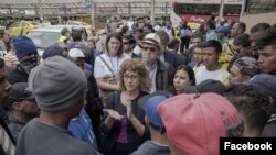 Nancy Izzo-Jackson (centro), vicesecretaria adjunta para la Oficina de Población, Refugiados y Migración del Departamento de Estado de EE.UU. visita una feria artesanal de refugiados organizada por la Asamblea Nacional de Ecuador y ACNUR, en el Día Mundial de los Refugiados, el 20 de junio de 2018. Foto: Cortesía de Embajada de EE.UU. en Quito.