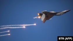 吉林长春中国空军成立70周年航空开放活动中，表演的空军歼-16 战机，摄于2019年10月17日。