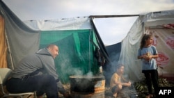 Warga Palestina yang melarikan diri dari wilayah utara Gaza, tinggal di tenda buatan di Khan Younis, di selatan Jalur Gaza, pada 15 November 2023, di tengah gempuran pasukan Israel yang terus berlangsung. (Foto: AFP/Mahmud Hams)