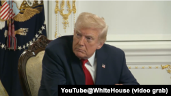 2025年11月27日，感恩节，美国总统唐纳德·特朗普在佛罗里达州棕榈滩的海湖庄园通过视频向部队发表讲话后，跟媒体对话。