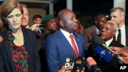 Burundi's President Pierre Nkurunziza (c) and U.S. ambassador to the U.N. Samantha Power (l) speak to the media in Gitega, Burundi, Jan. 22, 2016.