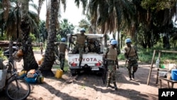 Les soldats de la Mission de stabilisation de l'Organisation des Nations Unies en République Démocratique du Congo (MONUSCO) dans un village du district de Kamonia, l'une des zones les plus touchées par les conflits dans la région du Kasaï, RDC, 24 octobr