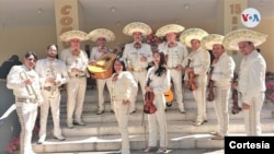 El grupo mariachi Águilas de México ejecutó un cambio en la dinámica de sus servicios con motivo de este Día de la Madre.