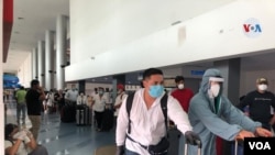 Ciudadanos estadounidenses se registran para tomar un vuelo charter que les permitiría salir de Nicaragua.