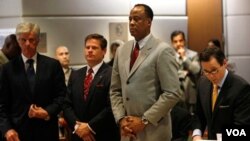 Dokter Conrad Murray (kedua dari kanan) bersama tim pengacaranya saat mendengarkan pembacaan dakwaan di pengadilan Los Angeles (foto: dok).