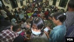 Para pengungsi Merapi di salah satu tempat penampungan pengungsi di Yogyakarta.