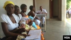 Mothers receiving postnatal care at St Luke’s Hospital,in Lupane, about 600km southwest of Harare, Zimbabwe, Nov. 20, 2014. (VOA / S. Mhofu)
